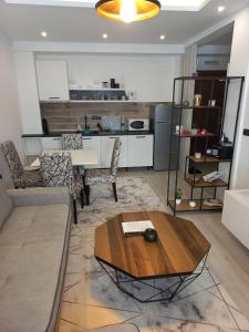 ein Wohnzimmer mit einem Sofa und einem Tisch in der Unterkunft Milmari Resort N56 Kopaonik free wellnes&spa in Kopaonik