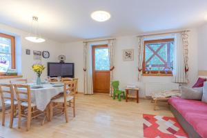 ein Wohnzimmer mit einem Tisch und einem Sofa in der Unterkunft Apartma Gaja in Kranjska Gora
