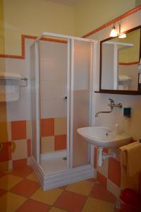 Koupelna v ubytování Hotel Koruna + 37 fotografií