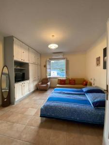 Un dormitorio con una gran cama azul en una habitación. en CASA MIMOSA: relax, vista mare, parcheggio gratis, en San Remo