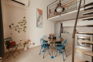 トリノにあるCasadama Guest Apartmentの小さなキッチン(テーブル、椅子付)