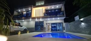 a house with a swimming pool in front of a building at Villa Elegante y Familiar en Pedernales, Cerca de la Playa del pueblo, Residencial SFA in Pedernales