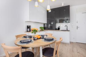 Kuchyňa alebo kuchynka v ubytovaní Seaside Apartamenty - Olimpijska 2 Mielno - Sauna & Fitness & Parking - w cenie pobytu