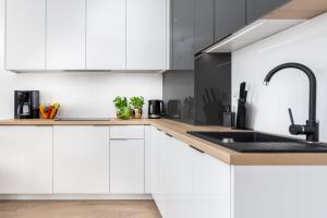 Kuchyňa alebo kuchynka v ubytovaní Seaside Apartamenty - Olimpijska 2 Mielno - Sauna & Fitness & Parking - w cenie pobytu