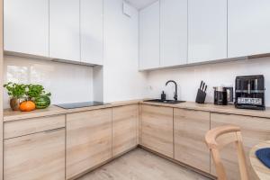Kuchyňa alebo kuchynka v ubytovaní Seaside Apartamenty - Olimpijska 2 Mielno - Sauna & Fitness & Parking - w cenie pobytu