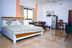 1 dormitorio con 1 cama y sala de estar en VILLA DE L'INTEGRATION, en Ouagadougou