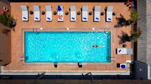 an overhead view of a swimming pool with a person swimming at Novotel Arica in Arica