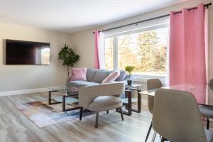 un soggiorno con divano e tavolo di ENTIRE 2 BEDROOM APARTMENT DOWNTOWN - u2 a Kitchener