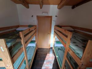 Postel nebo postele na pokoji v ubytování Albergue El Rebezo