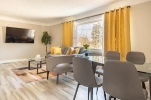 a living room with a table and chairs and a couch at ENTIRE 2 BEDROOM APARTMENT DOWNTOWN - u3 in Waterloo