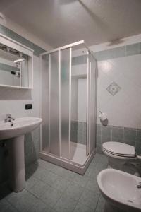 a bathroom with a shower and a toilet and a sink at Residence Aquila - Bilo Testa di Comagna in Brusson