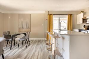 a kitchen and dining room with a table and chairs at ENTIRE 2 BEDROOM APARTMENT DOWNTOWN - u3 in Waterloo