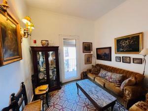 a living room with a couch and a table at Apartamento Marga in Chinchón