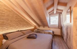 - une chambre avec 2 lits dans une petite pièce dans l'établissement Sweet Dolomites Sauna & Jacuzzi, à Agordo