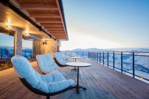 Rõdu või terrass majutusasutuses Monte Hotel