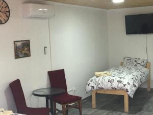 1 dormitorio con 1 cama, mesa y sillas en Motel Capljina Center, en Čapljina