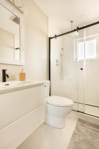 滑铁卢ENTIRE 2 BEDROOM APARTMENT DOWNTOWN - u3的带马桶和淋浴的白色浴室