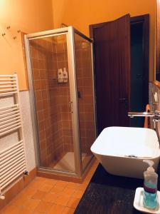Ένα μπάνιο στο Villa Tullio