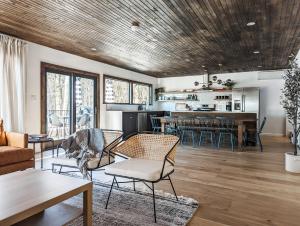 a living room with a couch and a table at Campfire Lodge - Luxury Cabin, Kid Friendly, Kaaterskill Falls, Hunter Mountain in Palenville