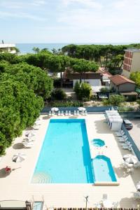 Výhled na bazén z ubytování HOTEL ANCORA nebo okolí