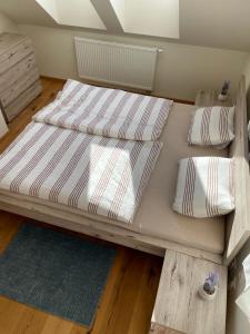 A bed or beds in a room at Mýto apartmán Poľana