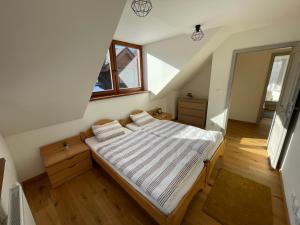 A bed or beds in a room at Mýto apartmán Poľana