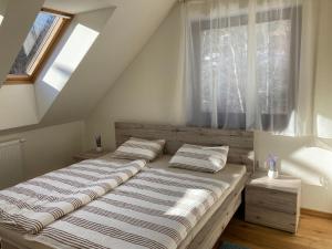 A bed or beds in a room at Mýto apartmán Poľana
