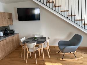 A television and/or entertainment centre at Mýto apartmán Poľana