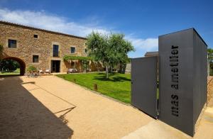 una señal que está frente a un edificio en Turismo Rural Mas Ametller, en Fontclara