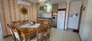 Kuchyň nebo kuchyňský kout v ubytování Nautilus Luz da Lua em Penha/SC