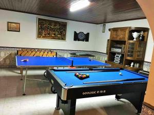 HOUSE DOURO tesisinde bir bilardo masası