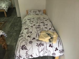 1 cama con edredón blanco y negro en Motel Capljina Center, en Čapljina