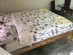 Una cama con una manta blanca y negra. en Motel Capljina Center, en Čapljina