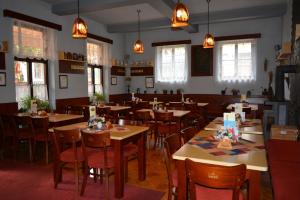 Restoran või mõni muu söögikoht majutusasutuses Hotel Koruna