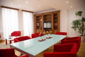a conference room with a table and red chairs at SAN MARCOS in Almansa