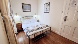 Letto o letti in una camera di The Guards Hotel