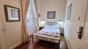 Letto o letti in una camera di The Guards Hotel