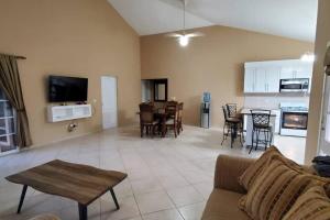 Η κουζίνα ή μικρή κουζίνα στο Charming 3 bedroom villa 66 with private pool