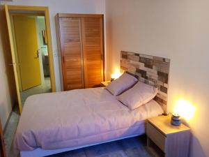 ein Schlafzimmer mit einem großen Bett mit zwei Kissen in der Unterkunft Résidence Maurice in Ax-les-Thermes