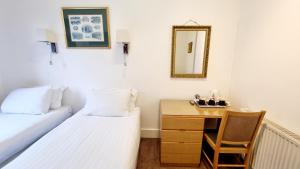 Letto o letti in una camera di The Guards Hotel