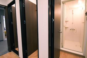 舞鶴市にあるManabiamu 4F - Vacation STAY 58913vのドアと鏡付きの部屋 +37枚の写真