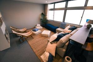 舞鶴市にあるManabiamu 4F - Vacation STAY 58913vのソファとテーブルのあるリビングルーム