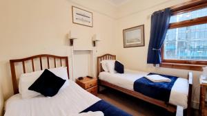 Letto o letti in una camera di The Guards Hotel