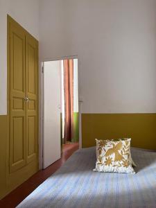 Postel nebo postele na pokoji v ubytování L'appartement du Café de l'horloge