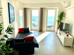 a living room with a couch and a tv at Bella Vista in Ortona +10 photos