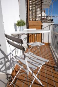 uma mesa branca e cadeiras numa varanda em Bella Vista em Ortona