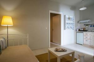 sala de estar con mesa y cocina en Golden Sun Boutique, en Malia