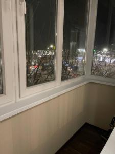 a room with two windows with a view of a city at Кривой Рог, 95 квартал, Гагарина 3, Люкс апартаменты in Kryvyi Rih