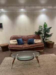 sala de estar con sofá y mesa de cristal en Кривой Рог, 95 квартал, Гагарина 3, Люкс апартаменты en Krivói Rog