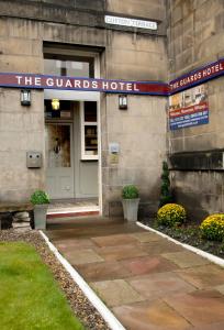 een gebouw met een bord dat het bewakershotel leest bij The Guards Hotel in Edinburgh